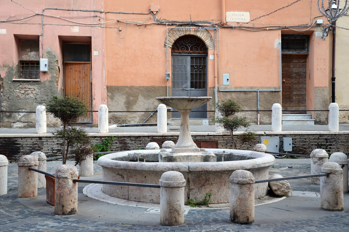 La histórica fuente medieval de Plaza Leandra