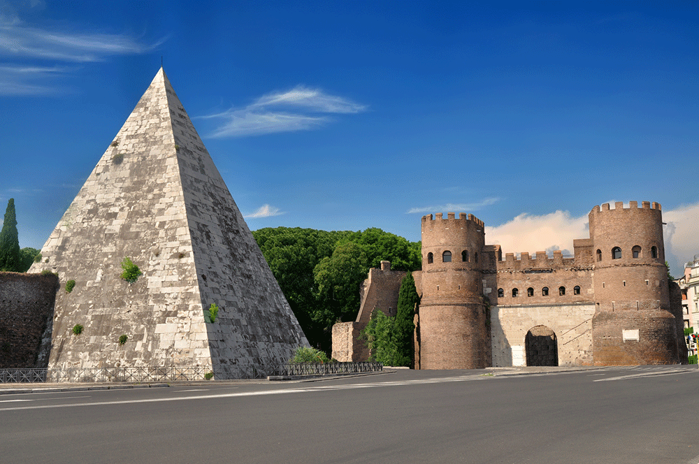La Piramide Cestia con affianco Porta San Paolo e i resti delle mura aureliane La Piramide Cestia con affianco Porta San Paolo e i resti delle mura aureliane