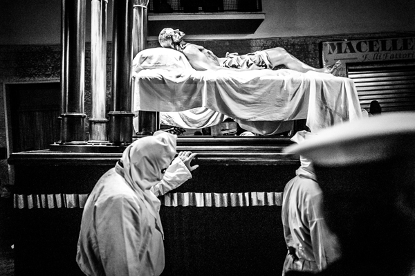 La Statua del Cristo Morto durante la Processione del Venerdì Santo