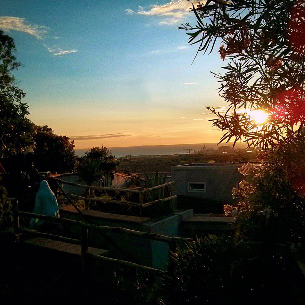 Un suggestivo tramonto dalle Terme della Ficoncella con vista mare Un suggestivo tramonto dalle Terme della Ficoncella con vista mare