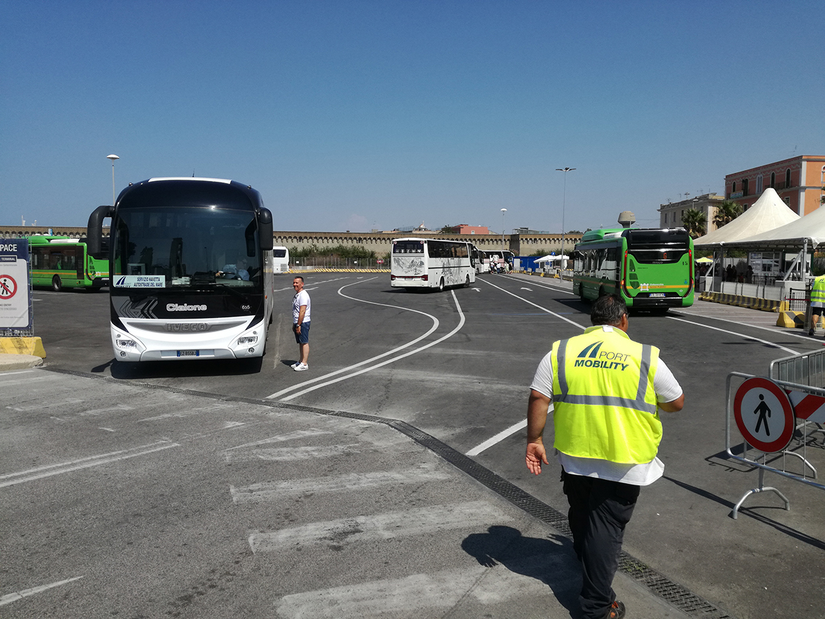 Le manovre delle navette Port Mobility all'interno dell'area di Largo della Pace - Porto di Civitavecchia