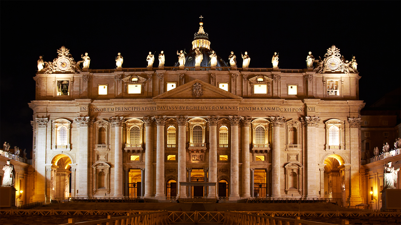 L'imponente facciata esterna della Basilica di San Pietro - Foto di Max_Ryazanov, CC BY-SA 3.0 L'imponente facciata esterna della Basilica di San Pietro - Foto di Max_Ryazanov, CC BY-SA 3.0