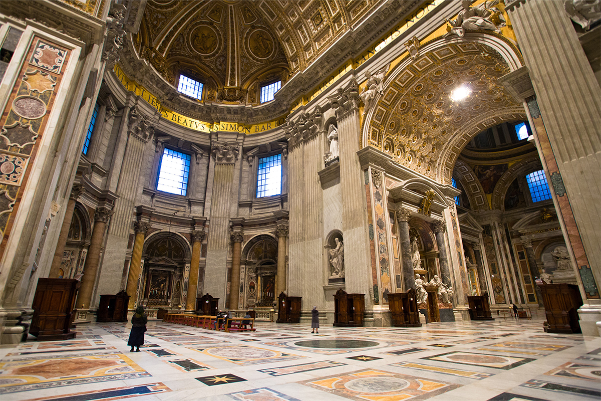 La navata principale della Basilica di San Pietro La navata principale della Basilica di San Pietro