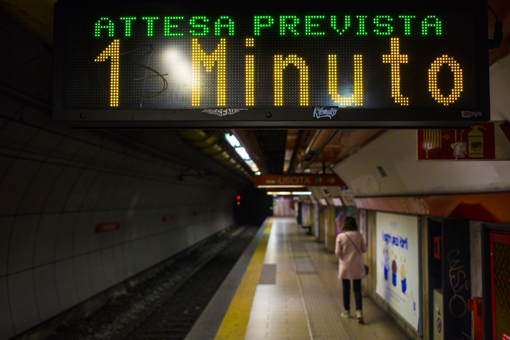 Muoversi a Roma con la metropolitana: i tempi di attesa medi, nei giorni feriali, è di 5 minuti. Il doppio nei giorni festivi Muoversi a Roma con la metropolitana: i tempi di attesa medi, nei giorni feriali, è di 5 minuti. Il doppio nei giorni festivi