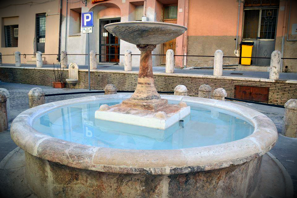 La fontana di Piazza Leandra restaurata poco prima del collaudo - Foto di Giovanni Canu La fontana di Piazza Leandra restaurata poco prima del collaudo - Foto di Giovanni Canu