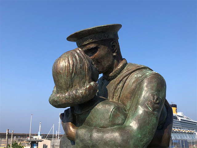 La statua Il Bacio della Memoria di un Porto