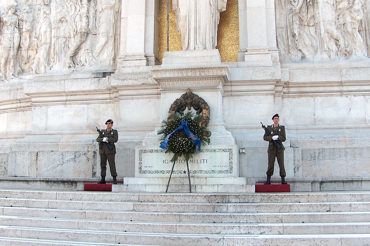 Il picchetto d'onore a difesa del Milite Ignoto - Foto di Renzo Ferrante, CC BY 2.0 Il picchetto d'onore a difesa del Milite Ignoto - Foto di Renzo Ferrante, CC BY 2.0