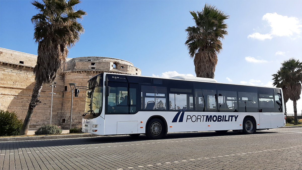 Uno de los autobuses lanzadera de Port Mobility en acción Uno de los autobuses lanzadera de Port Mobility en acción