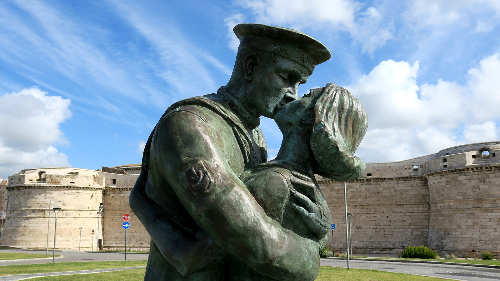 El beso en la memoria de un puerto