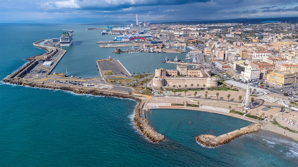 Il Porto di Civitavecchia in una spettacolare panoramica aerea Il Porto di Civitavecchia in una spettacolare panoramica aerea