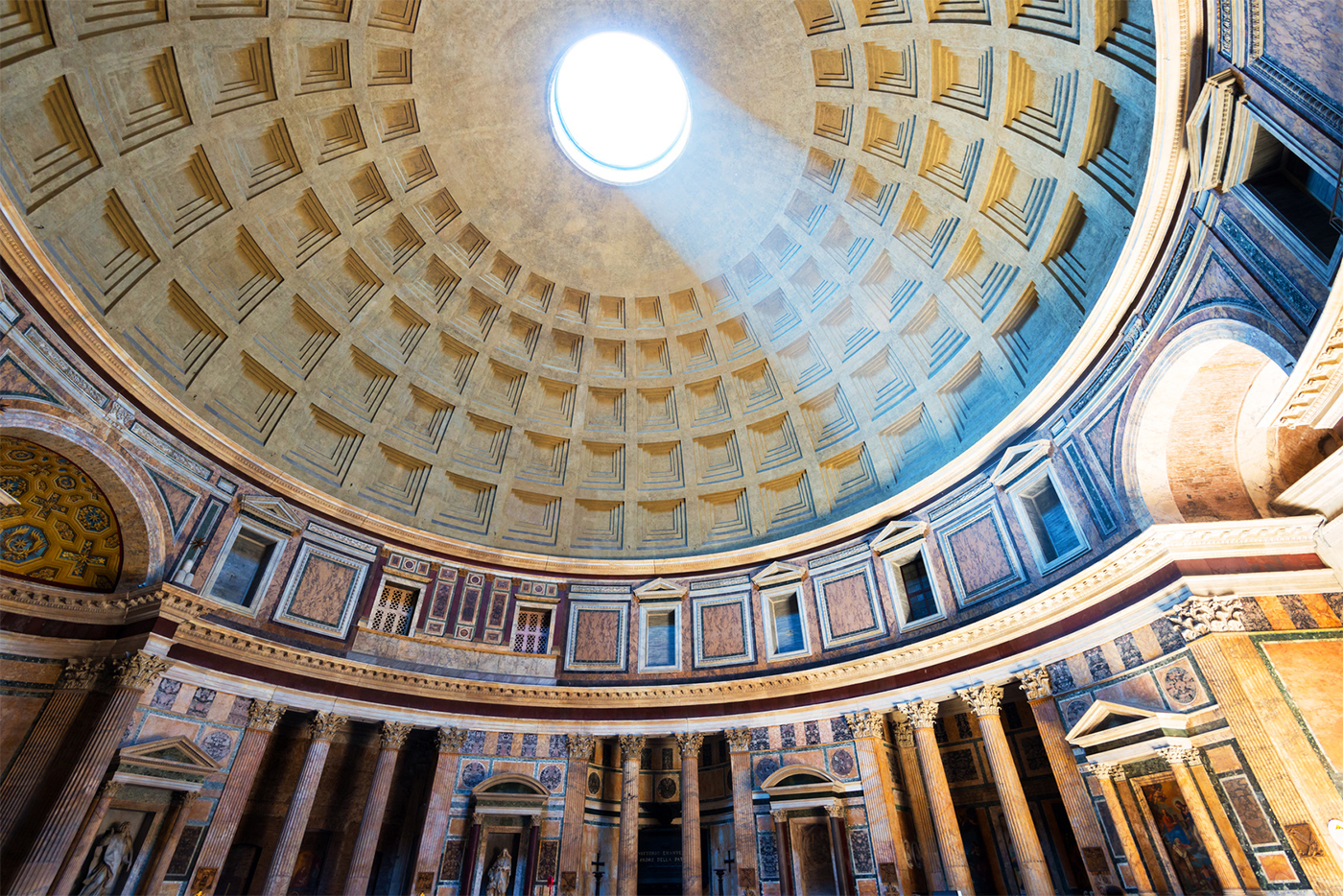 L'impressionante prospettiva della cupola del Pantheon con la luce che filtra dall'oculus
