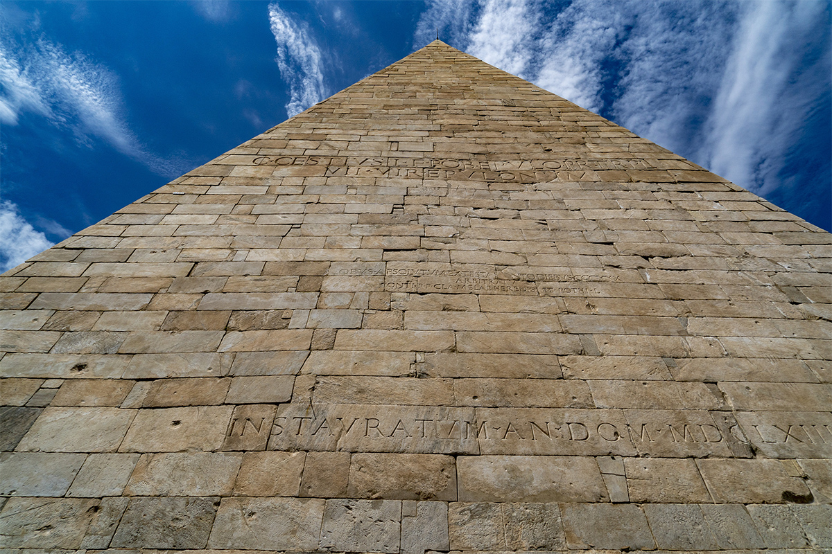 L'iscrizione voluta da Caio Cestio per erigere in meno di 330 giorni la sua Piramide L'iscrizione voluta da Caio Cestio per erigere in meno di 330 giorni la sua Piramide