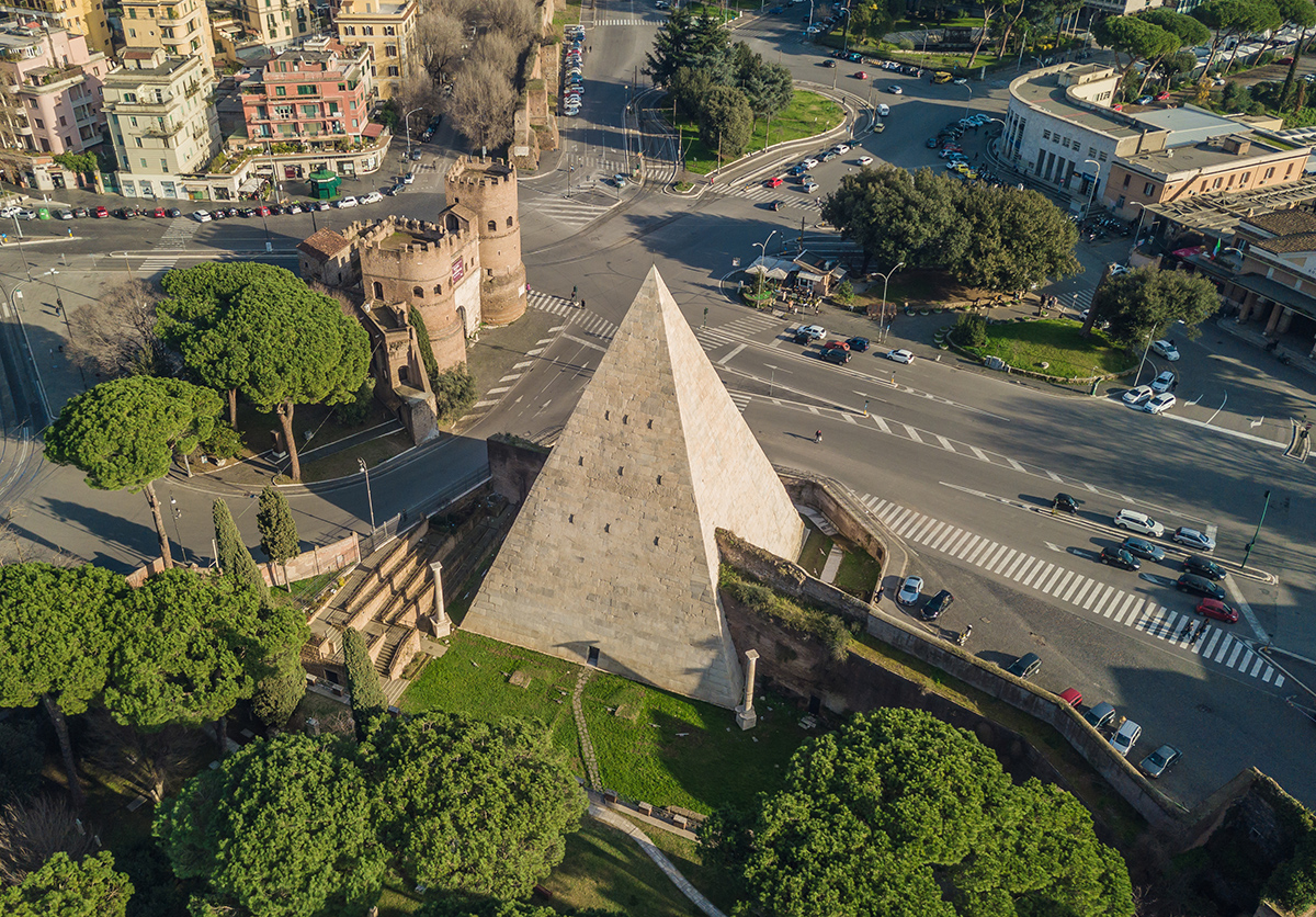 Una veduta aerea della Piramide Cestia a Roma Una veduta aerea della Piramide Cestia a Roma