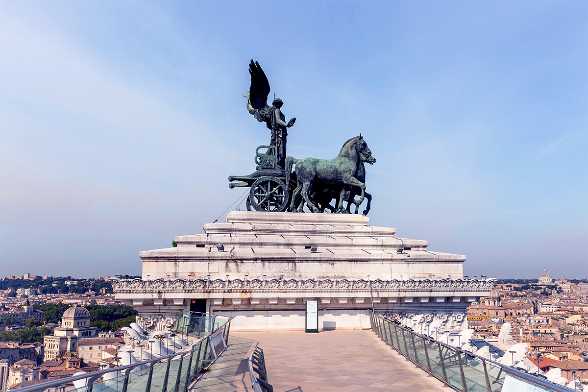 La terrazza sul Vittoriano con sullo sfondo la Quadriga della Libertà La terrazza sul Vittoriano con sullo sfondo la Quadriga della Libertà