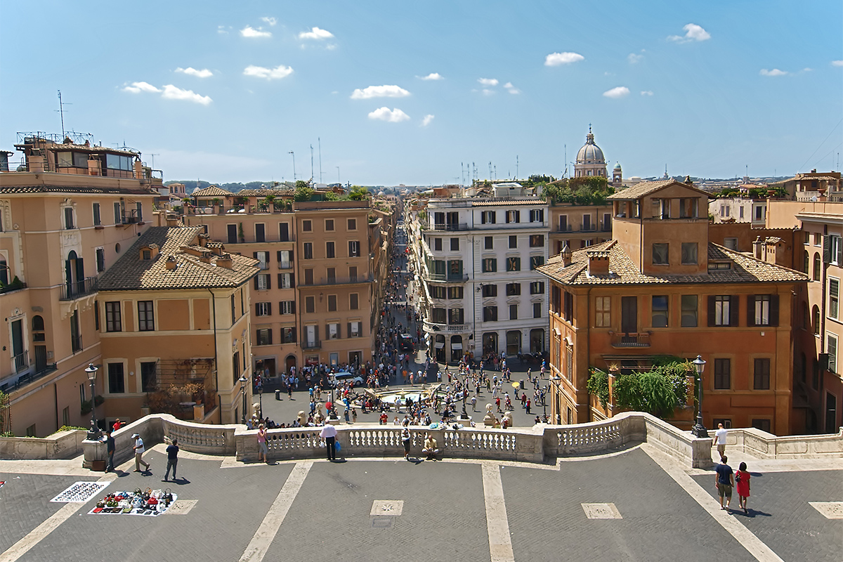 Via dei Condotti vista dagli scalini di Trinità dei Monti in Piazza di Spagna Via dei Condotti vista dagli scalini di Trinità dei Monti in Piazza di Spagna