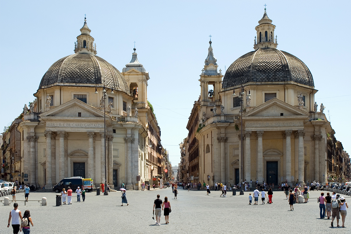 Le chiese gemelle che da via del Corso si affacciano su Piazza del Popolo Le chiese gemelle che da via del Corso si affacciano su Piazza del Popolo